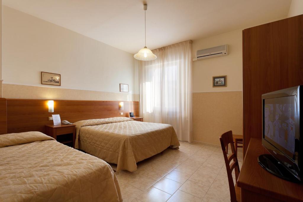 Parking Hotel Giardino Livorno Ruang foto