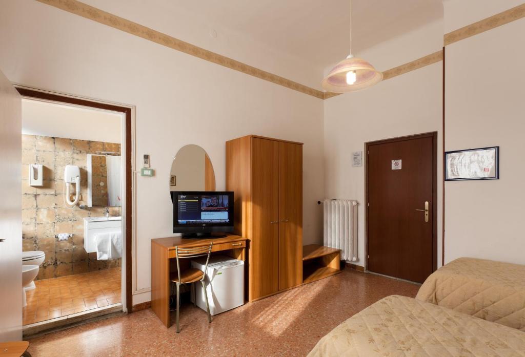 Parking Hotel Giardino Livorno Ruang foto