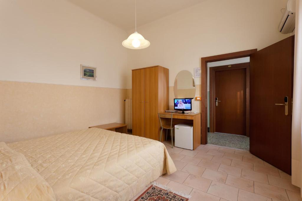 Parking Hotel Giardino Livorno Ruang foto