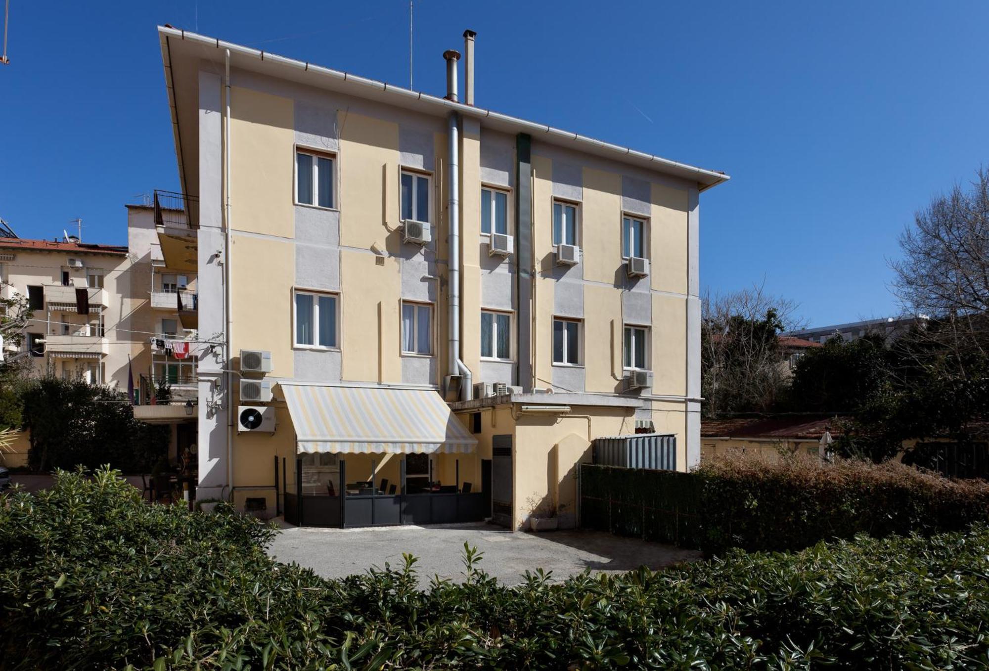 Parking Hotel Giardino Livorno Bagian luar foto