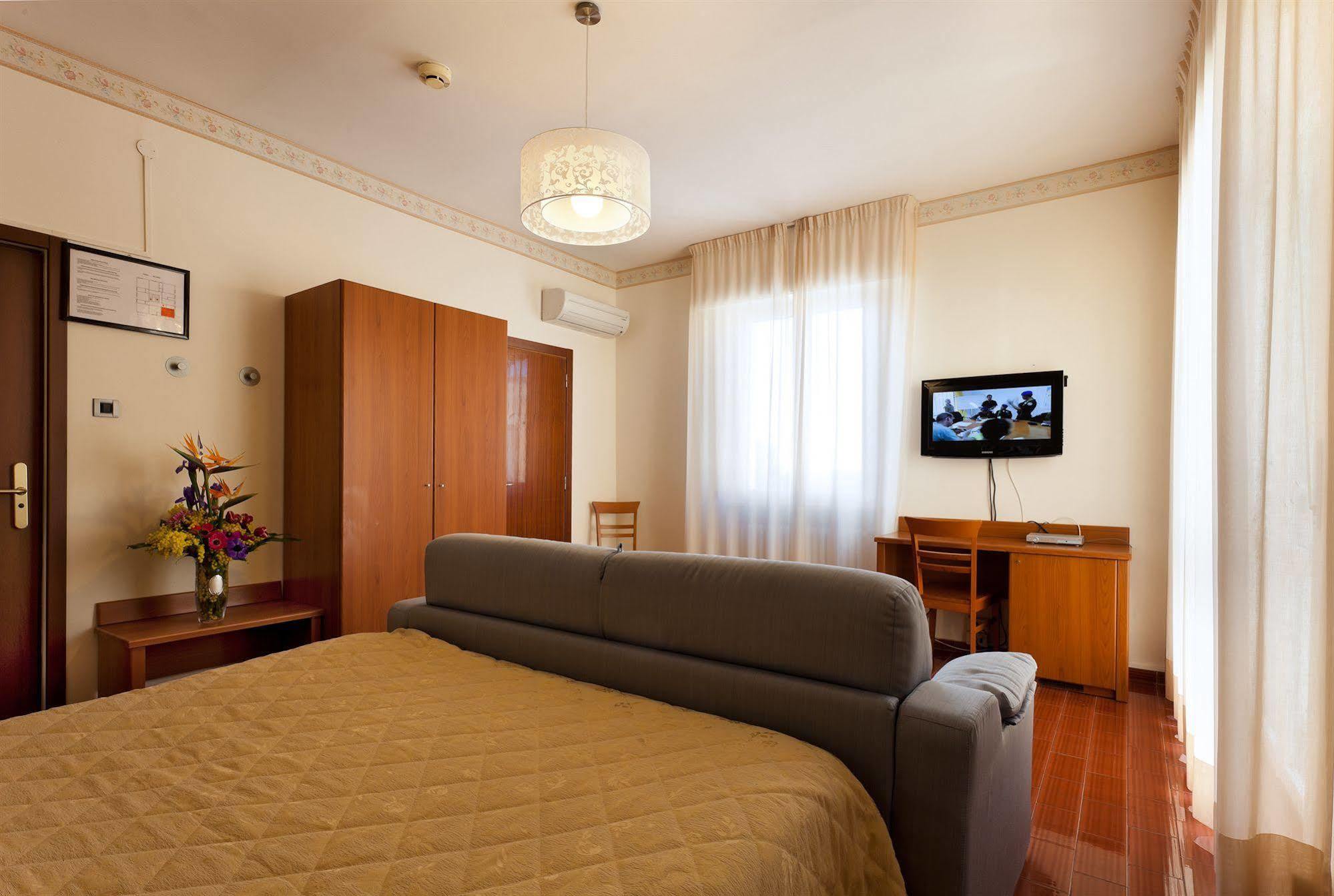 Parking Hotel Giardino Livorno Bagian luar foto