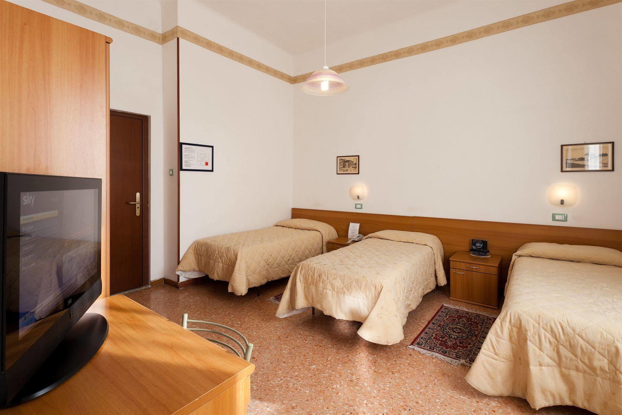 Parking Hotel Giardino Livorno Bagian luar foto