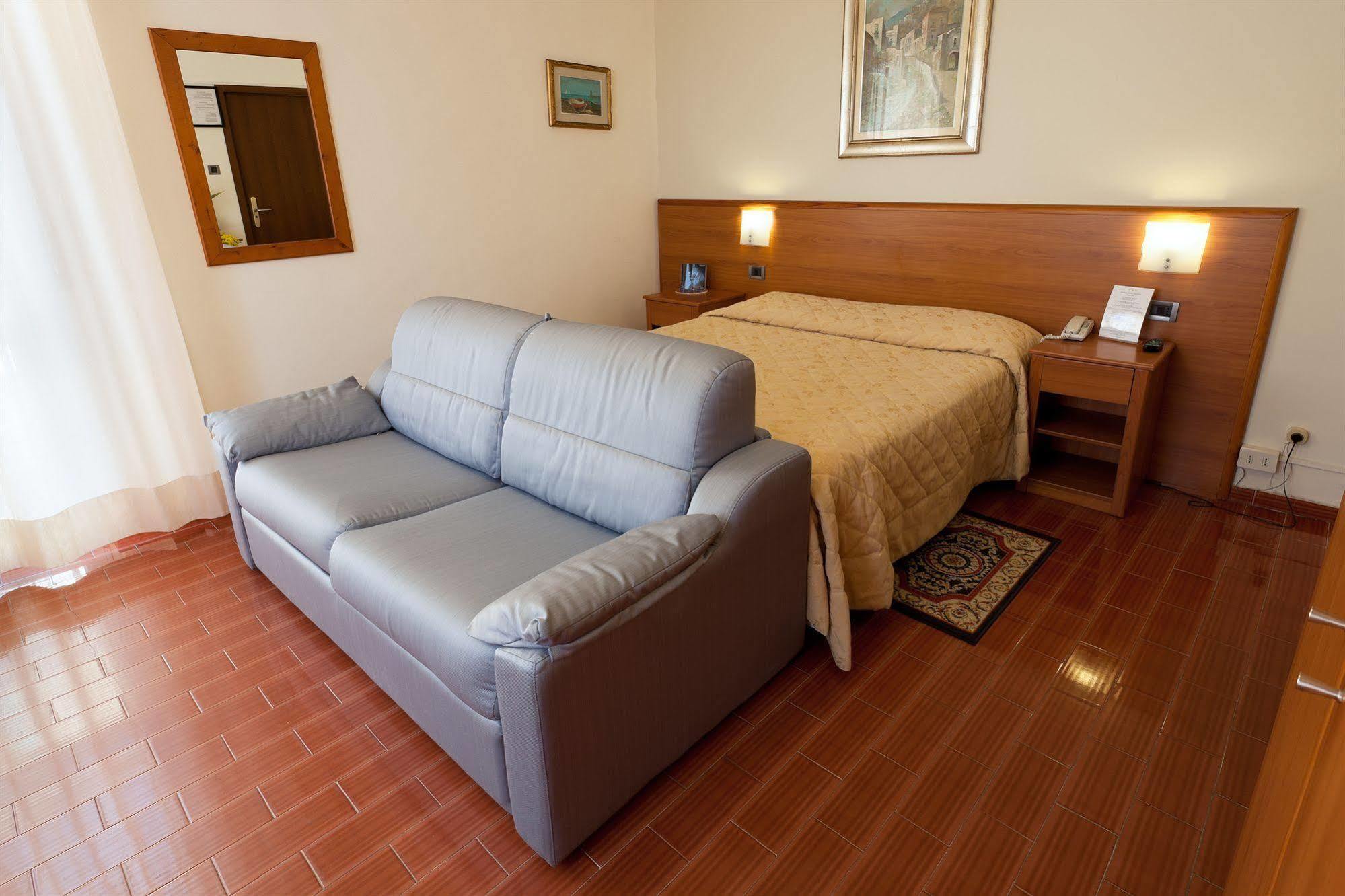 Parking Hotel Giardino Livorno Bagian luar foto