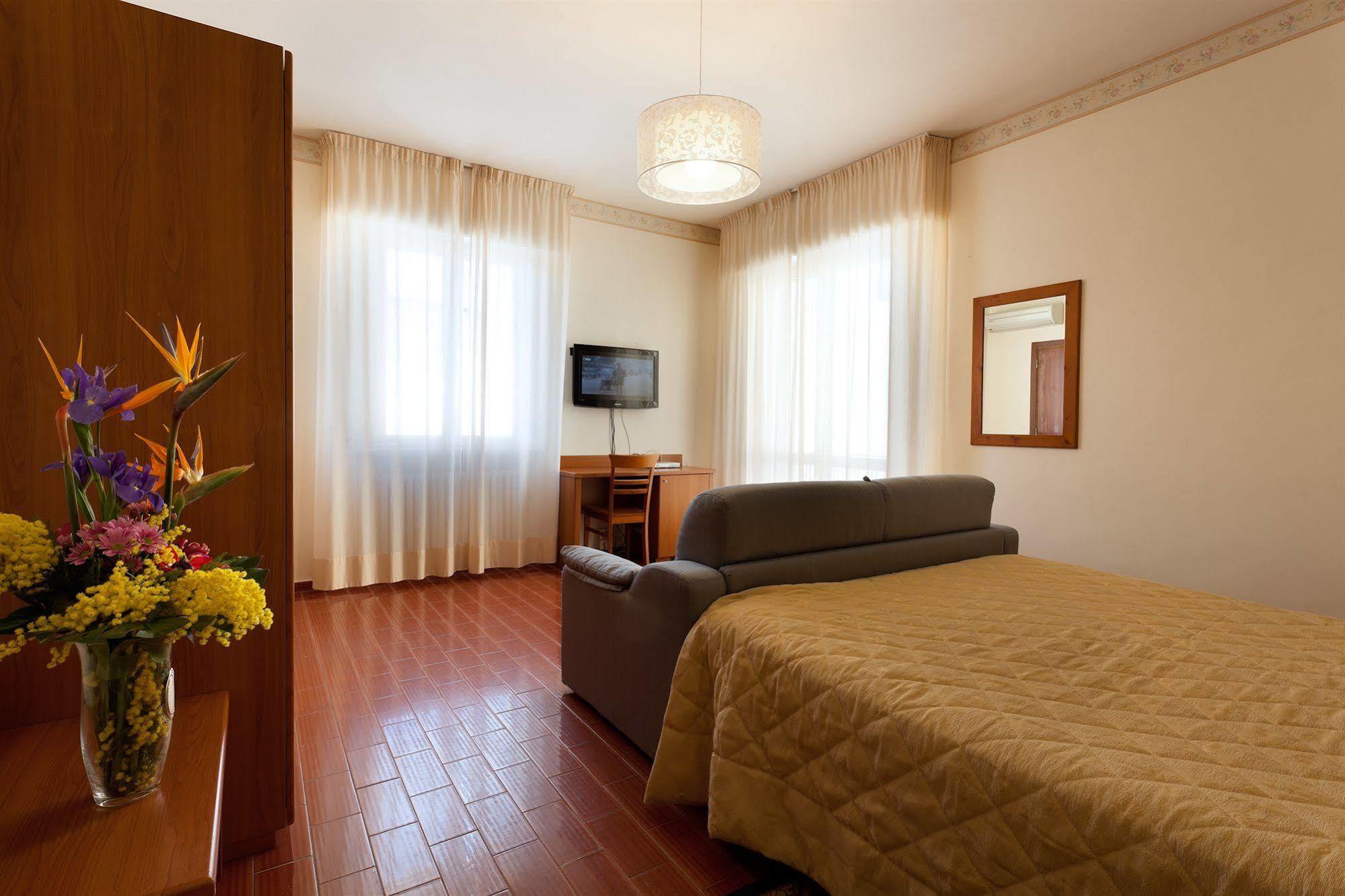 Parking Hotel Giardino Livorno Bagian luar foto