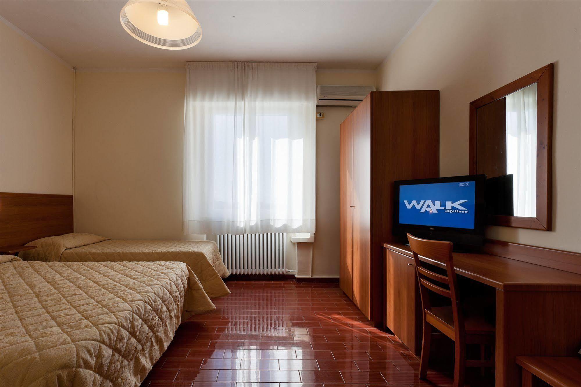 Parking Hotel Giardino Livorno Bagian luar foto