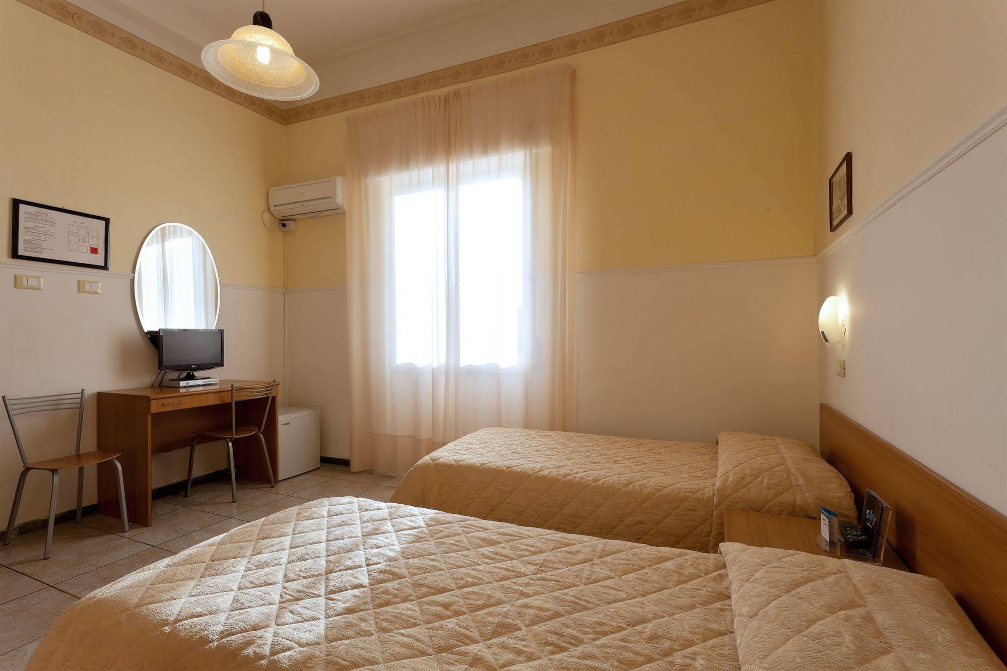 Parking Hotel Giardino Livorno Bagian luar foto