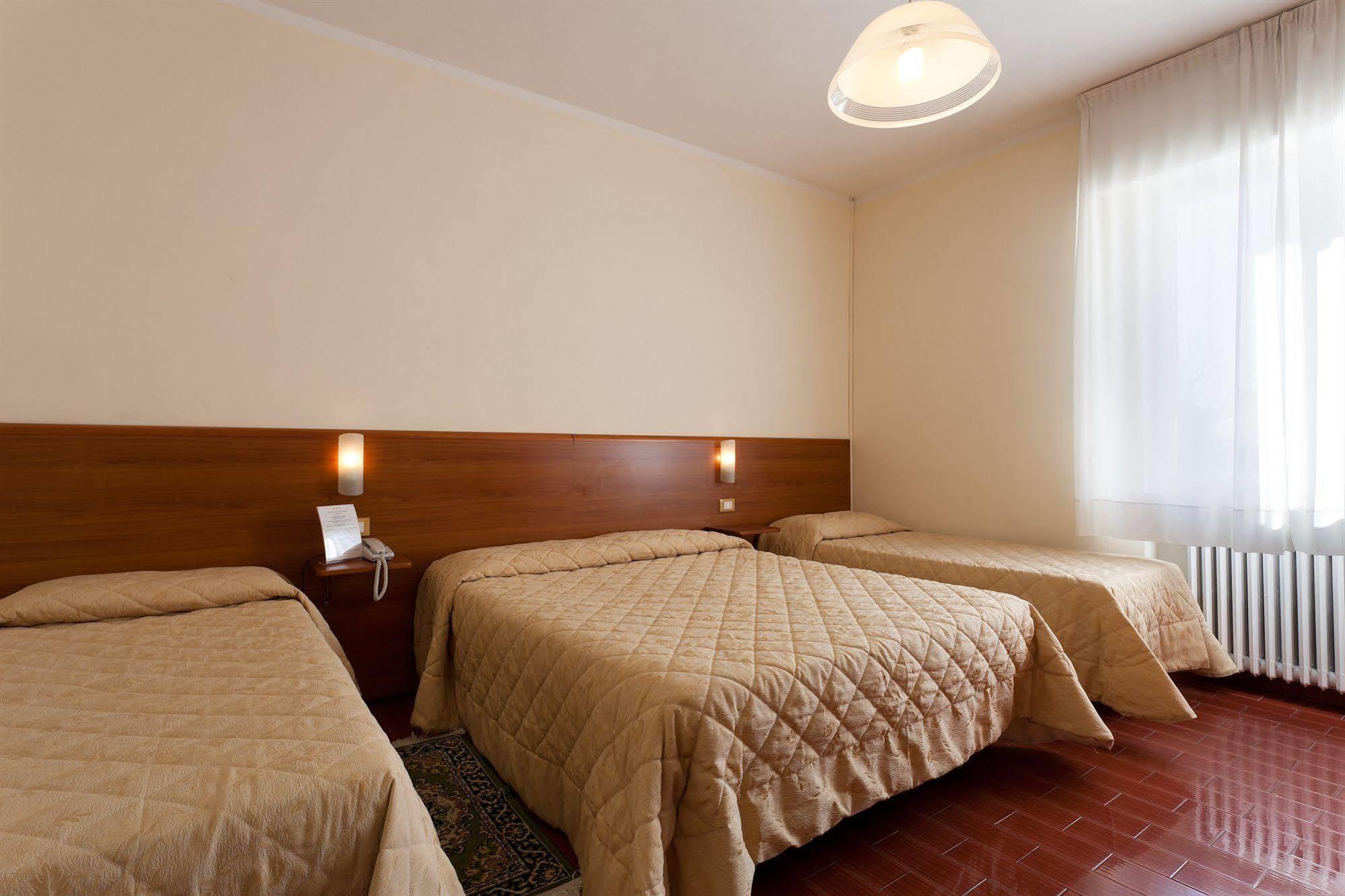 Parking Hotel Giardino Livorno Bagian luar foto