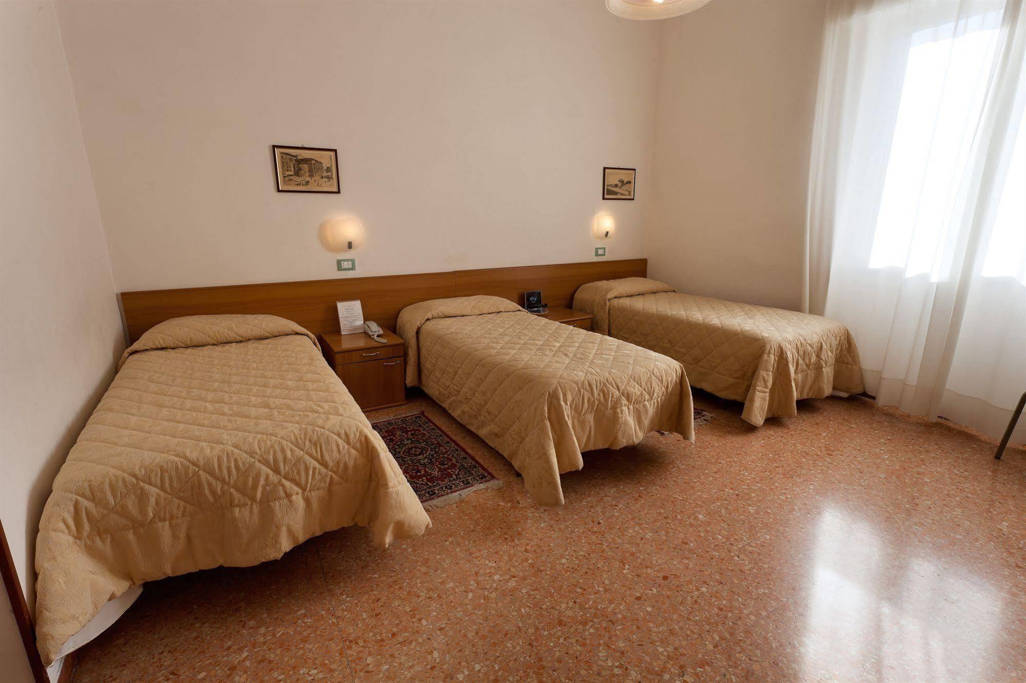 Parking Hotel Giardino Livorno Bagian luar foto
